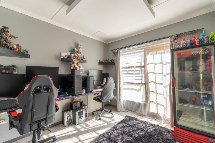 5 Bedroom Property for Sale in Denneoord Western Cape